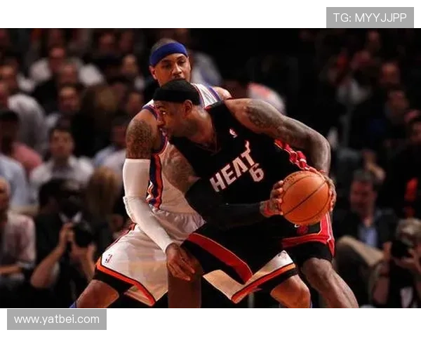 [NBA]詹姆斯背身持球 篮下一对二强硬打进.